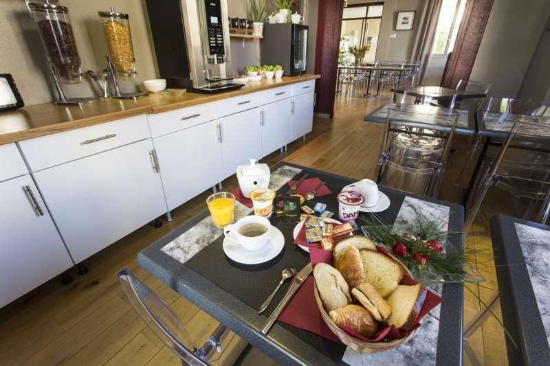 Brit Hotel Du Parc Niort Centre-Parking Gratuit Restaurant photo