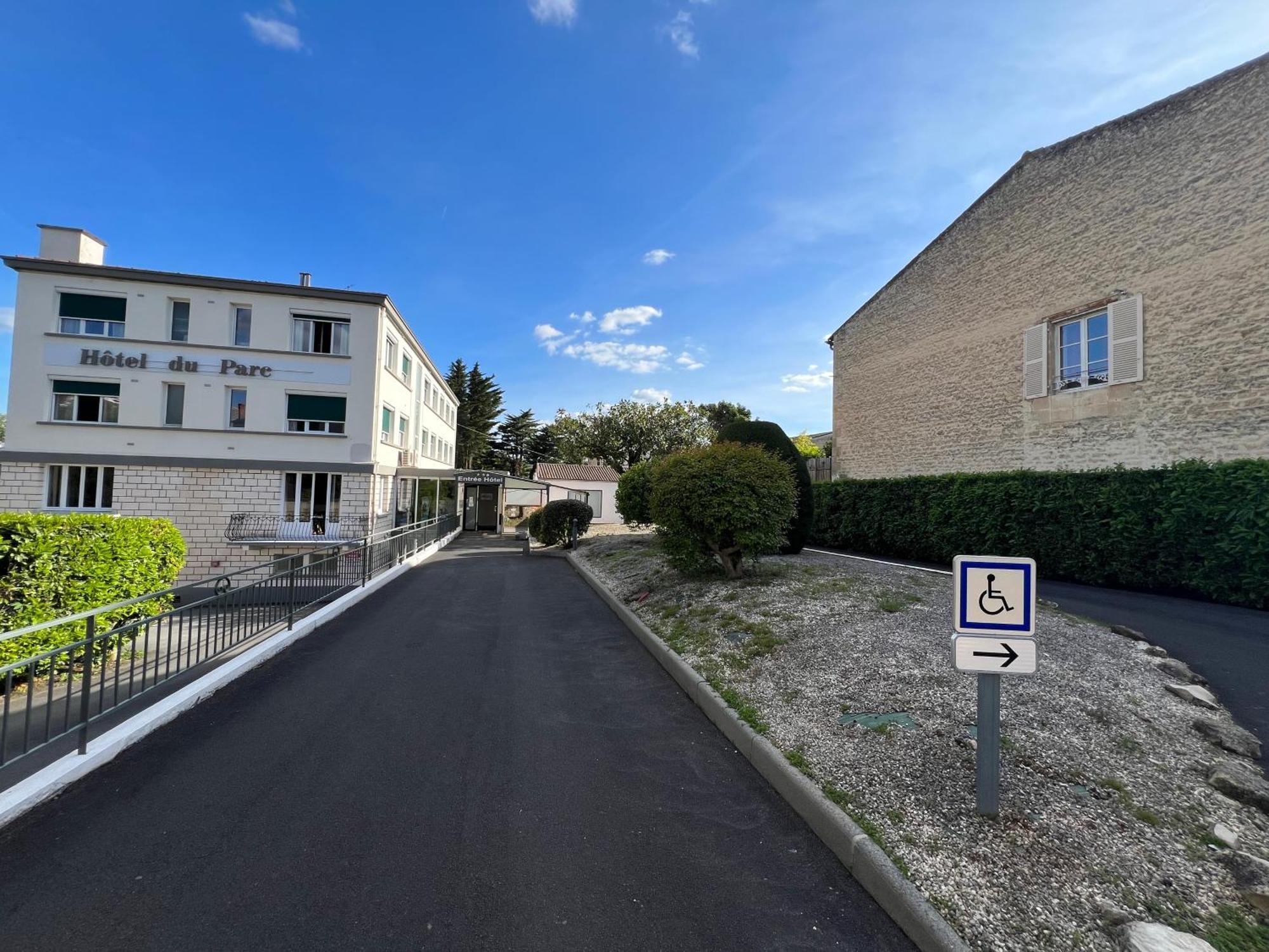 Brit Hotel Du Parc Niort Centre-Parking Gratuit Exterior photo