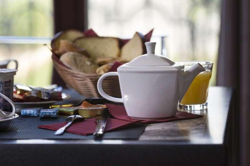 Brit Hotel Du Parc Niort Centre-Parking Gratuit Restaurant photo