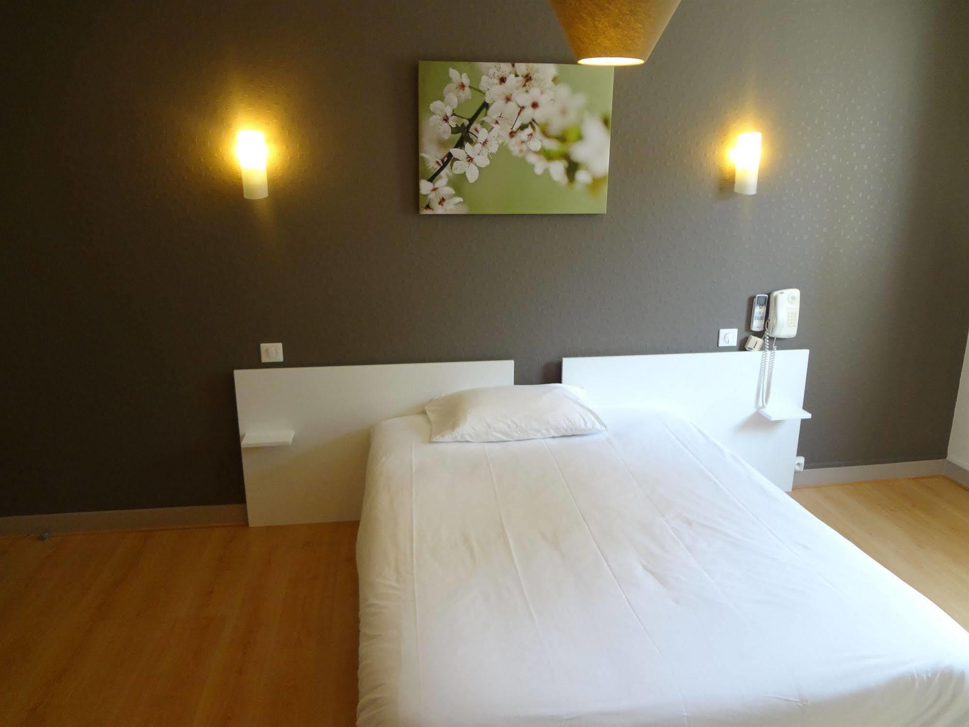 Brit Hotel Du Parc Niort Centre-Parking Gratuit Exterior photo